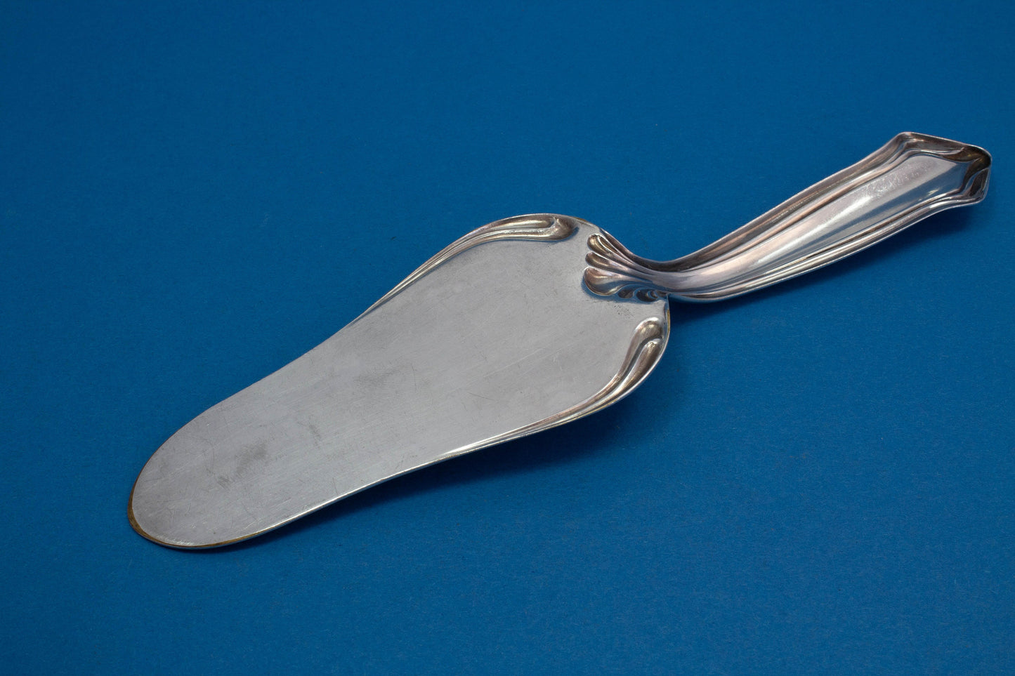 Schöner versilberter Gebäckheber im Jugendstil