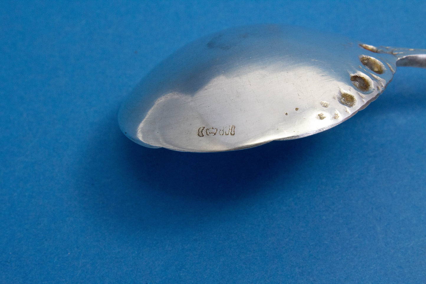 Großer Sahnelöffel mit Rosenmuster aus Silber