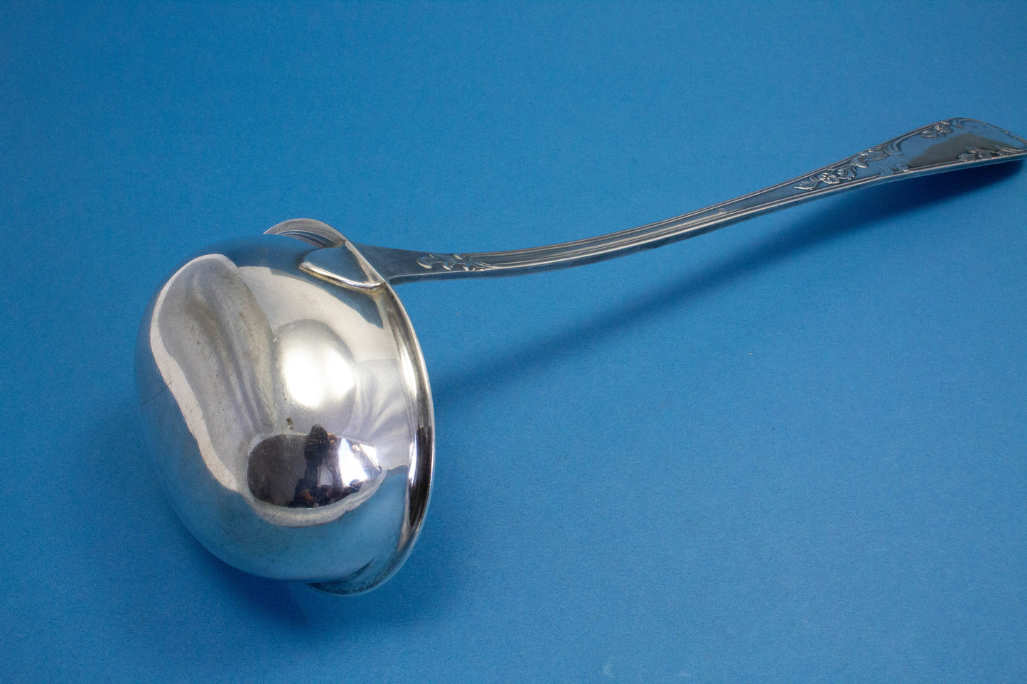 Große versilberte Rokoko-Suppenkelle