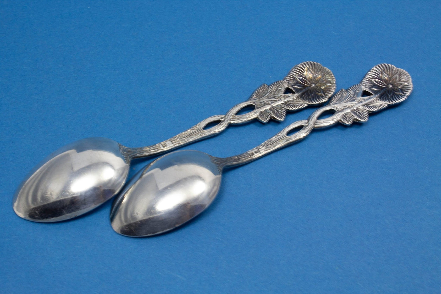 2 schöne Teelöffel mit Rosendekor , versilbert - Löffelland