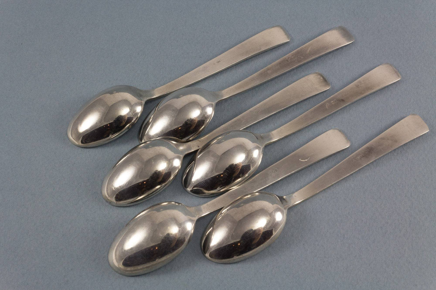 6 schöne Mokkalöffel mit Hammerschlagmuster, versilbert - Löffelland