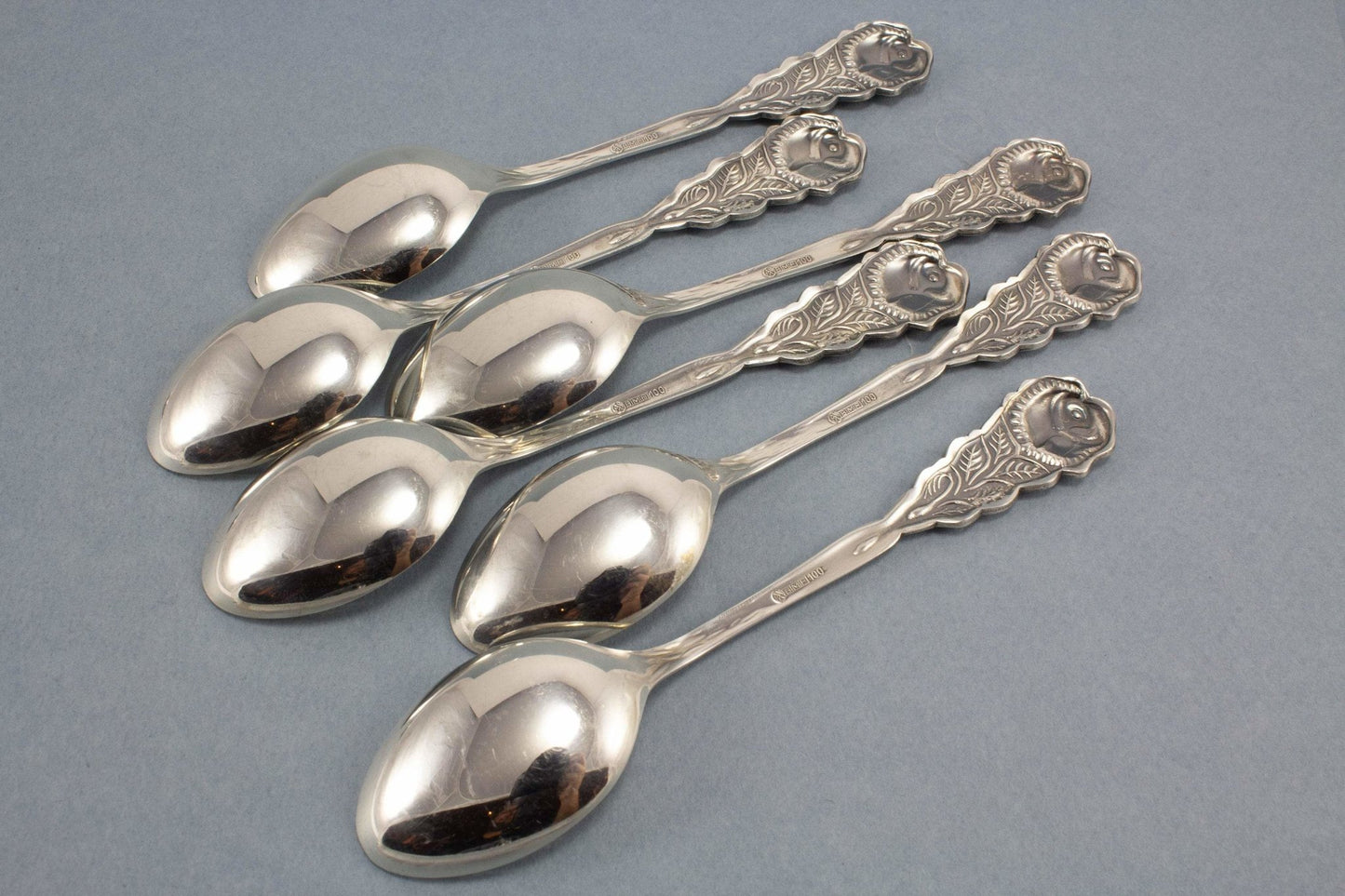 6 schöne Teelöffel mit Rosendekor und dazu passendem Zuckerlöffel , versilbert - Löffelland