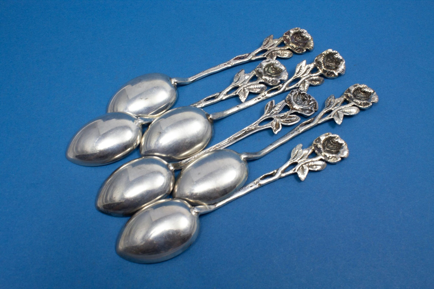 6 schöne Teelöffel mit Rosendekor , versilbert - Löffelland