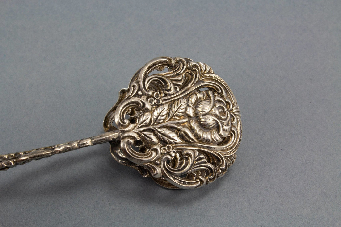 Edle versilberte Gebäckzange mit Rosen