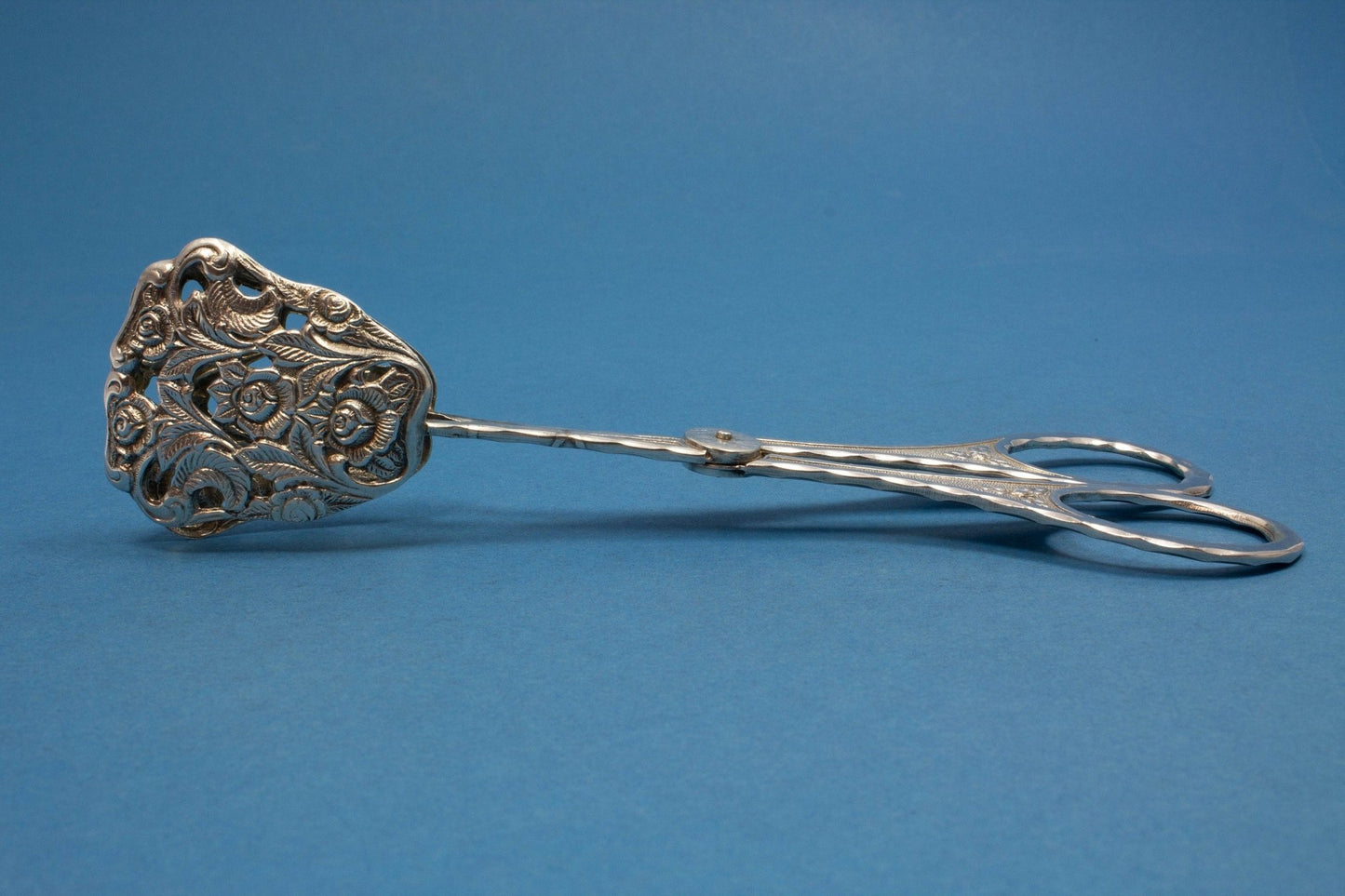 Edle versilberte Gebäckzange mit Rosen und Hammerschlagmuster - Löffelland