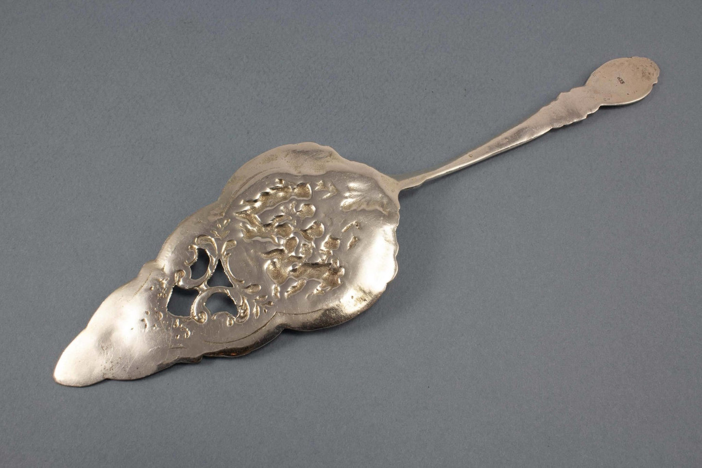 Edler Tortenheber mit Putten, 835er Silber, Puttimuster