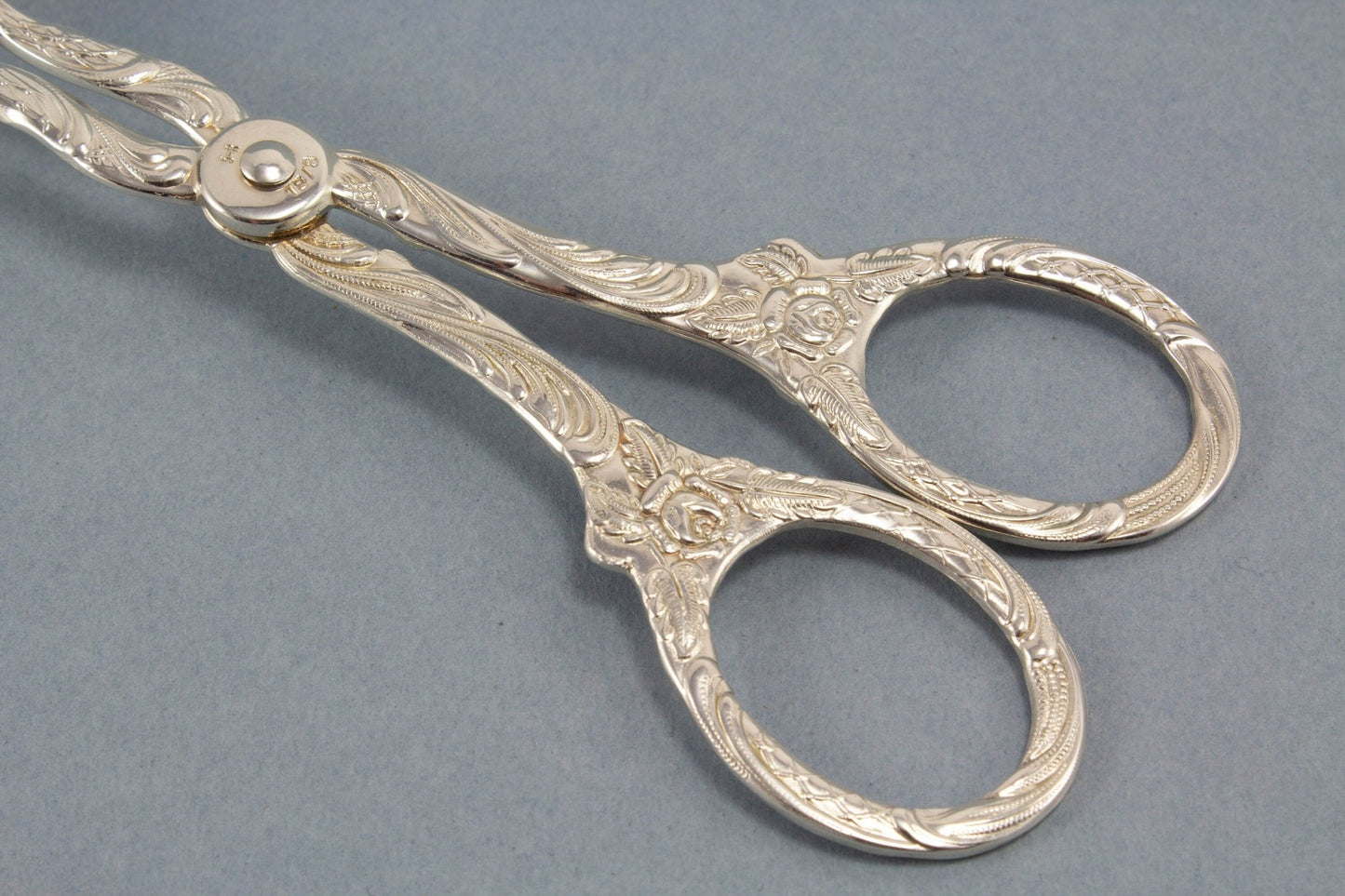 Große versilberte Gebäckzange, Blumen