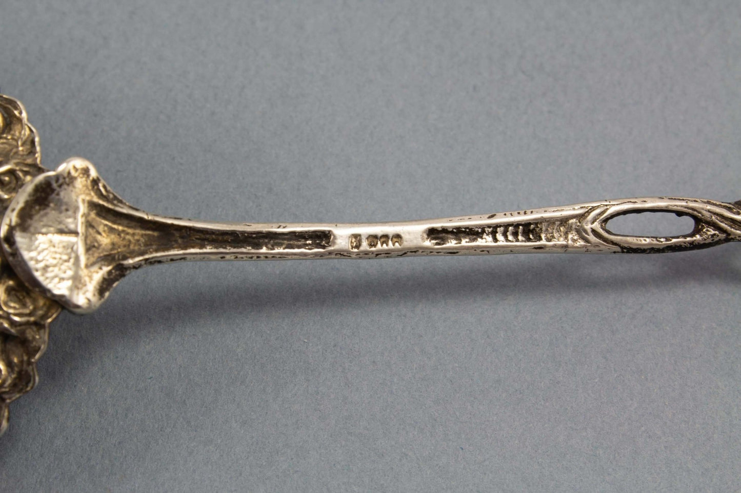 Großer Sahnelöffel mit Rosen aus Silber