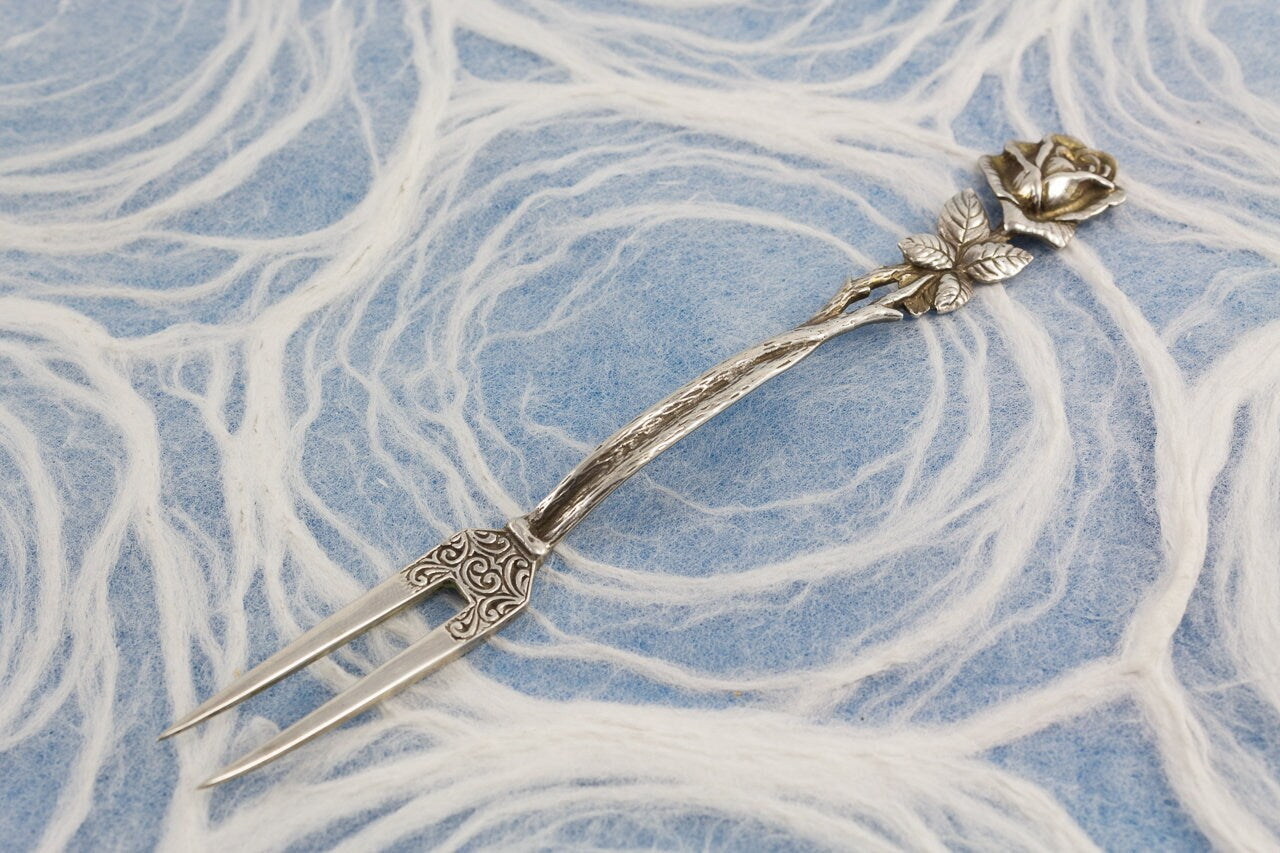 Gabel aus Silber im Rosendekor, Spieß mit Rose