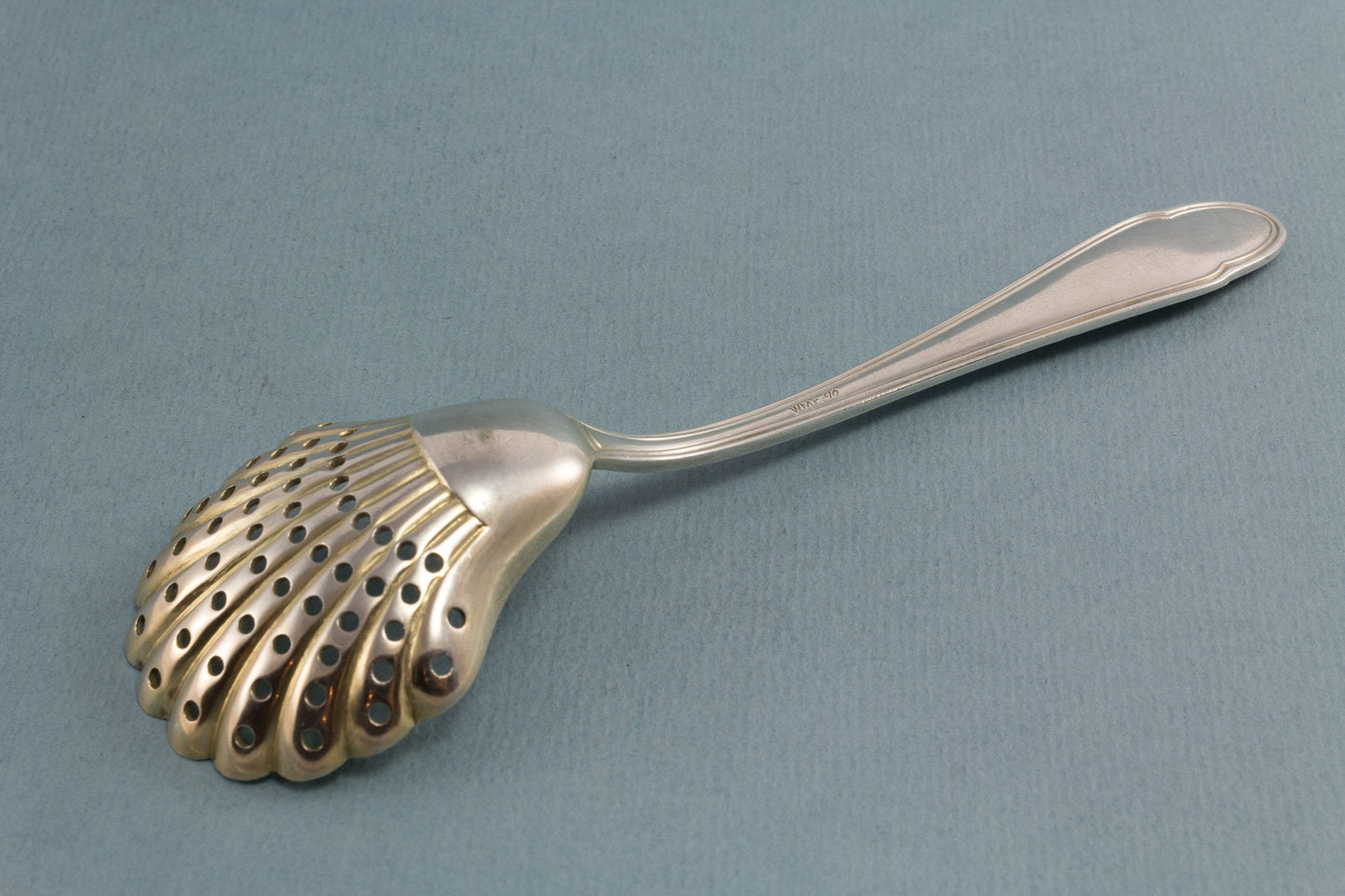 Antiker Zuckerstreulöffel von WMF im Kreuzbandmuster