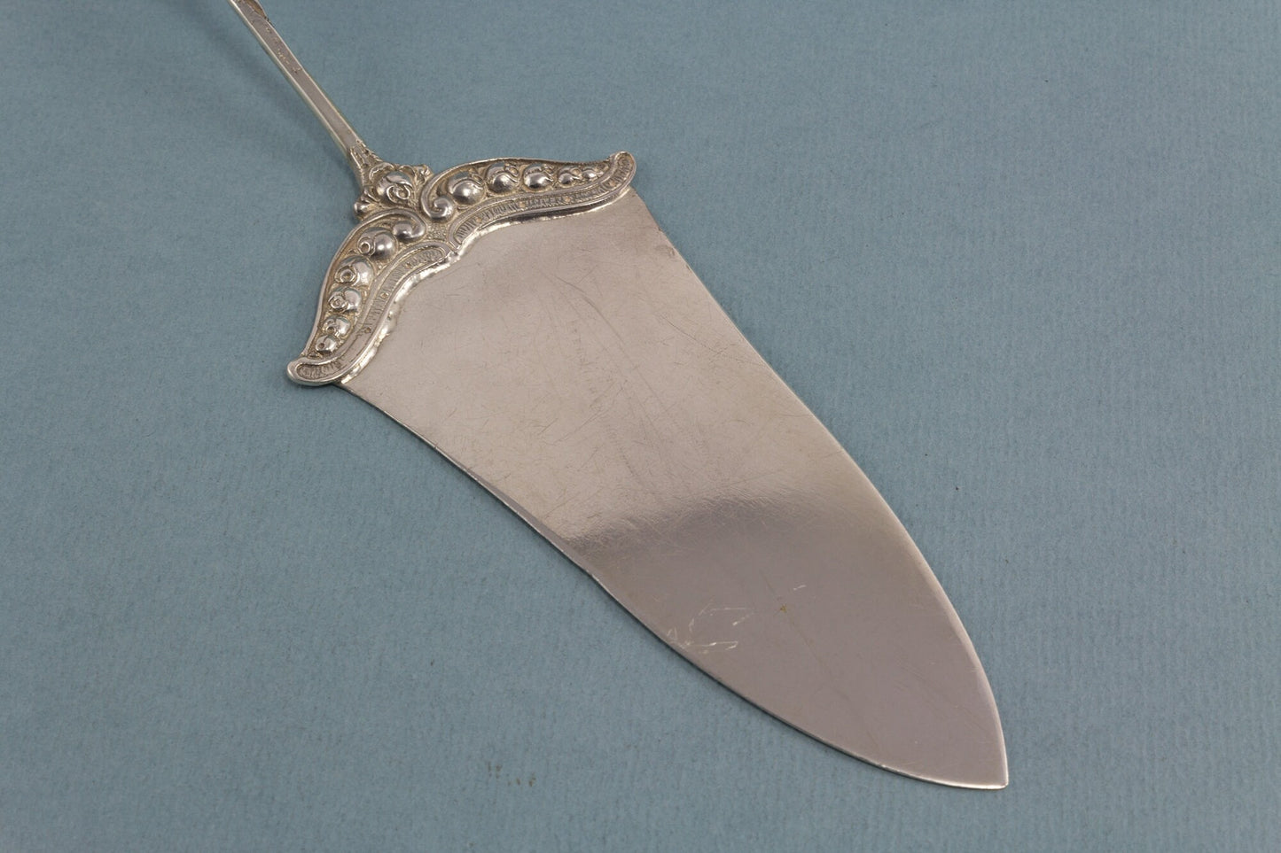 Tortenheber mit Rosendekor aus Silber, Silberbesteck