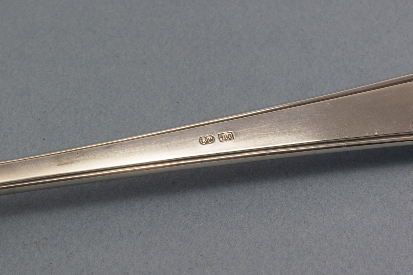 Große versilberte Fleischgabel, Art Deco, Vorlegegabel, Fleischspieß, Spieß, Schieber, Lutz und Weiss