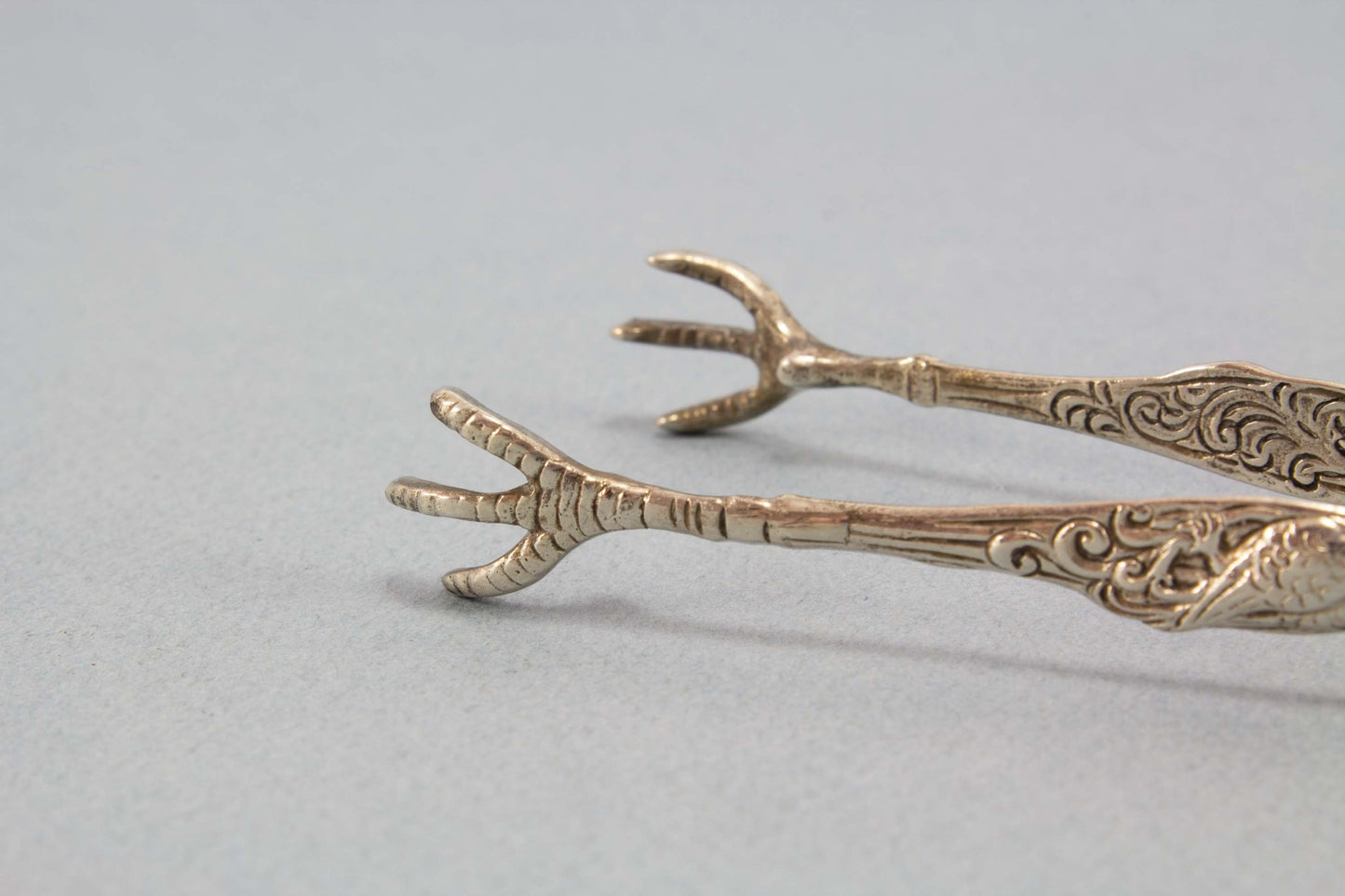 Silberne Zuckerzange mit kleinen Vögeln, 800er Silber, antike Zuckerzange
