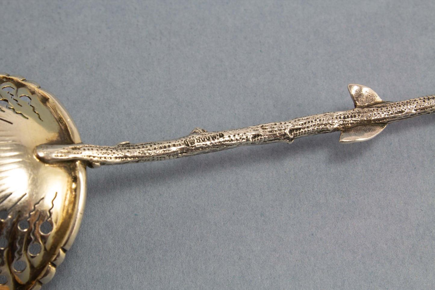 Zuckerstreulöffel, 800er Silber mit Blätterdeko, Jugendstil, Wilhelm Binder, 1900