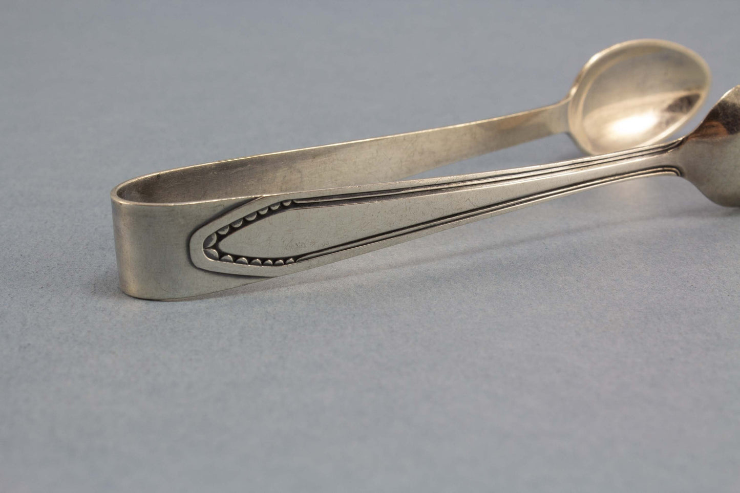 Zuckerzange im Jugendstil, versilbertes Besteck