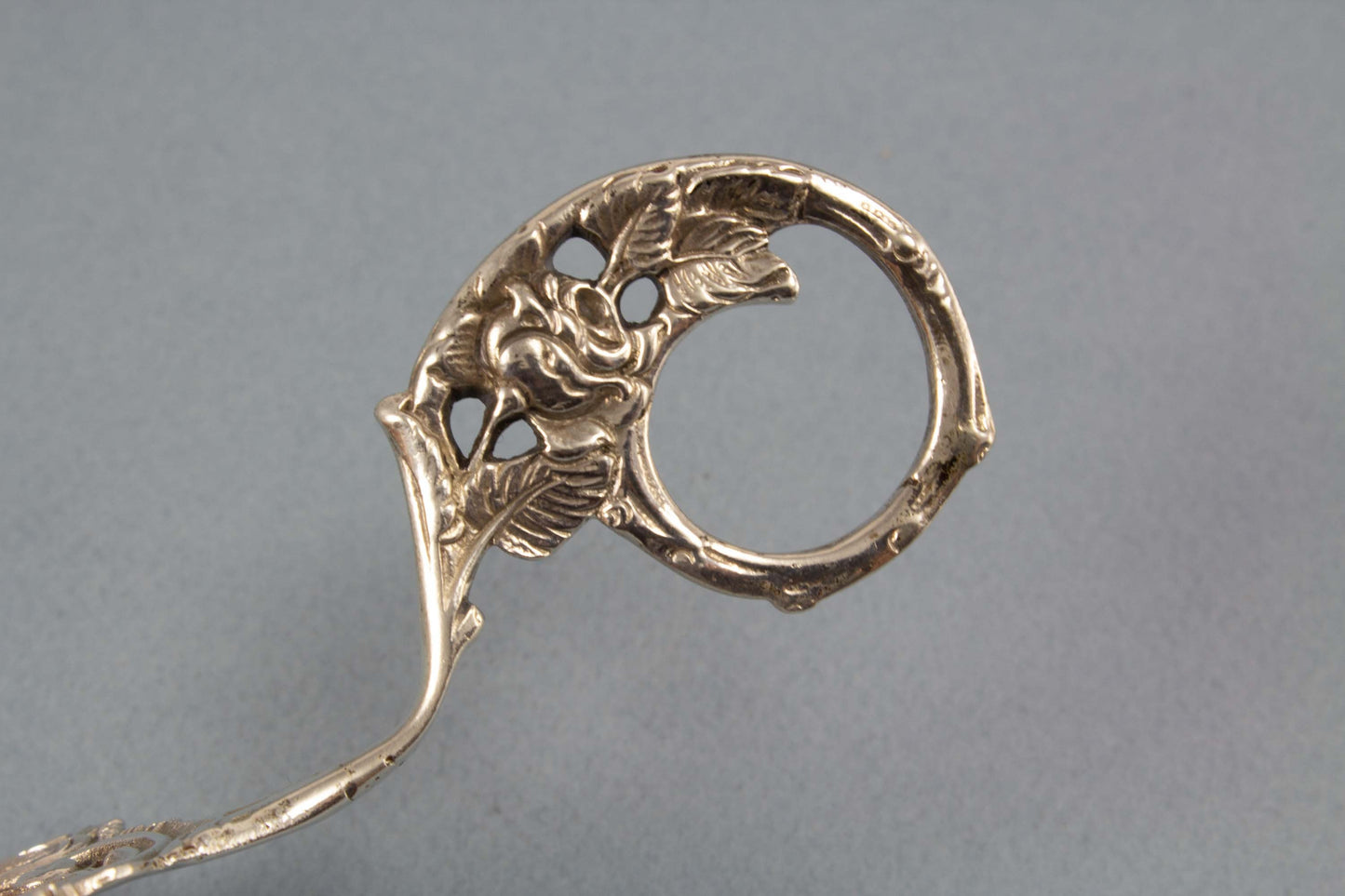 Edler silberner Gebäckheber mit einer Liebesszene, musizierendes Paar und Turteltauben, 800er Silber