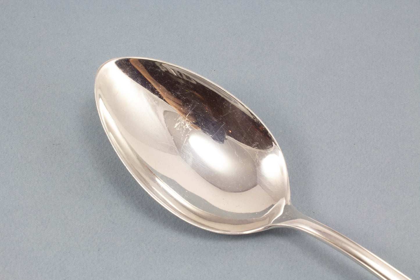 Versilberter Gemüselöffel, Chippendale