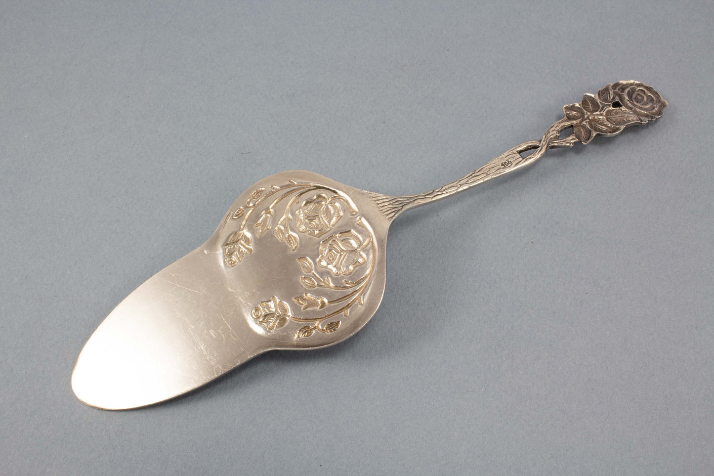 Tortenheber mit Rosendekor, versilberter Gebäckheber