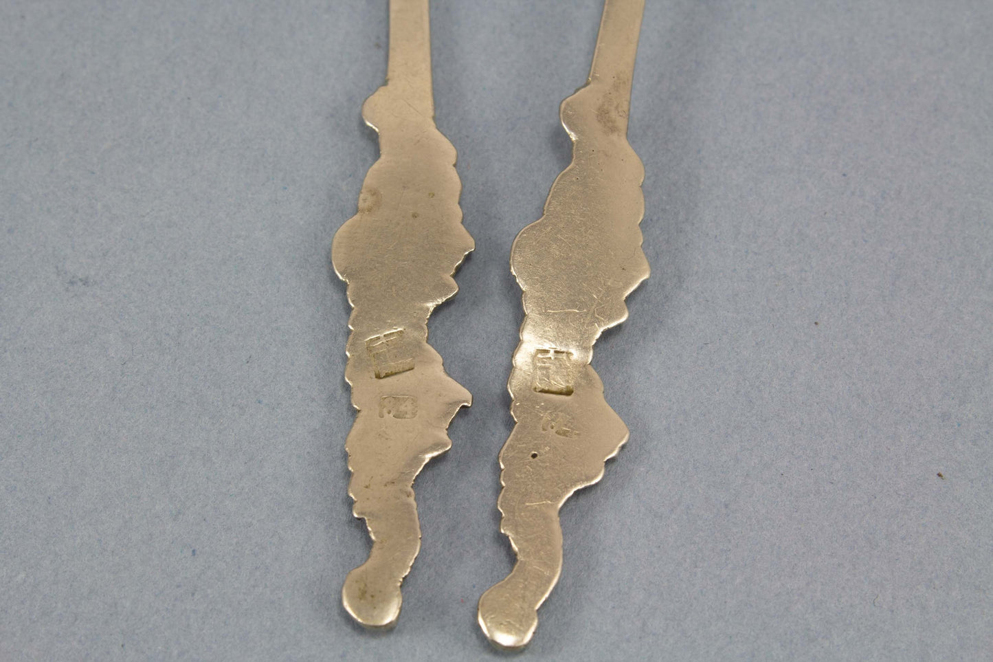 2 silberne Teelöffel mit Drachenmuster, Nagasaki, 84er Silber, Japan