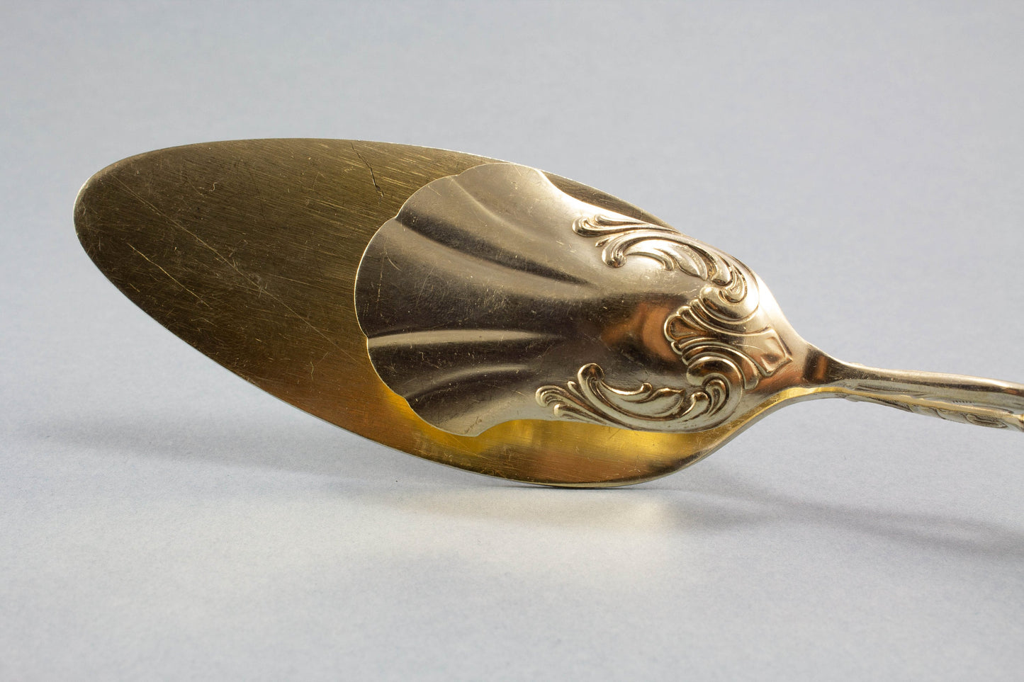 Wunderschöne versilberte Gebäckzange mit Schnörkeln, vergoldet