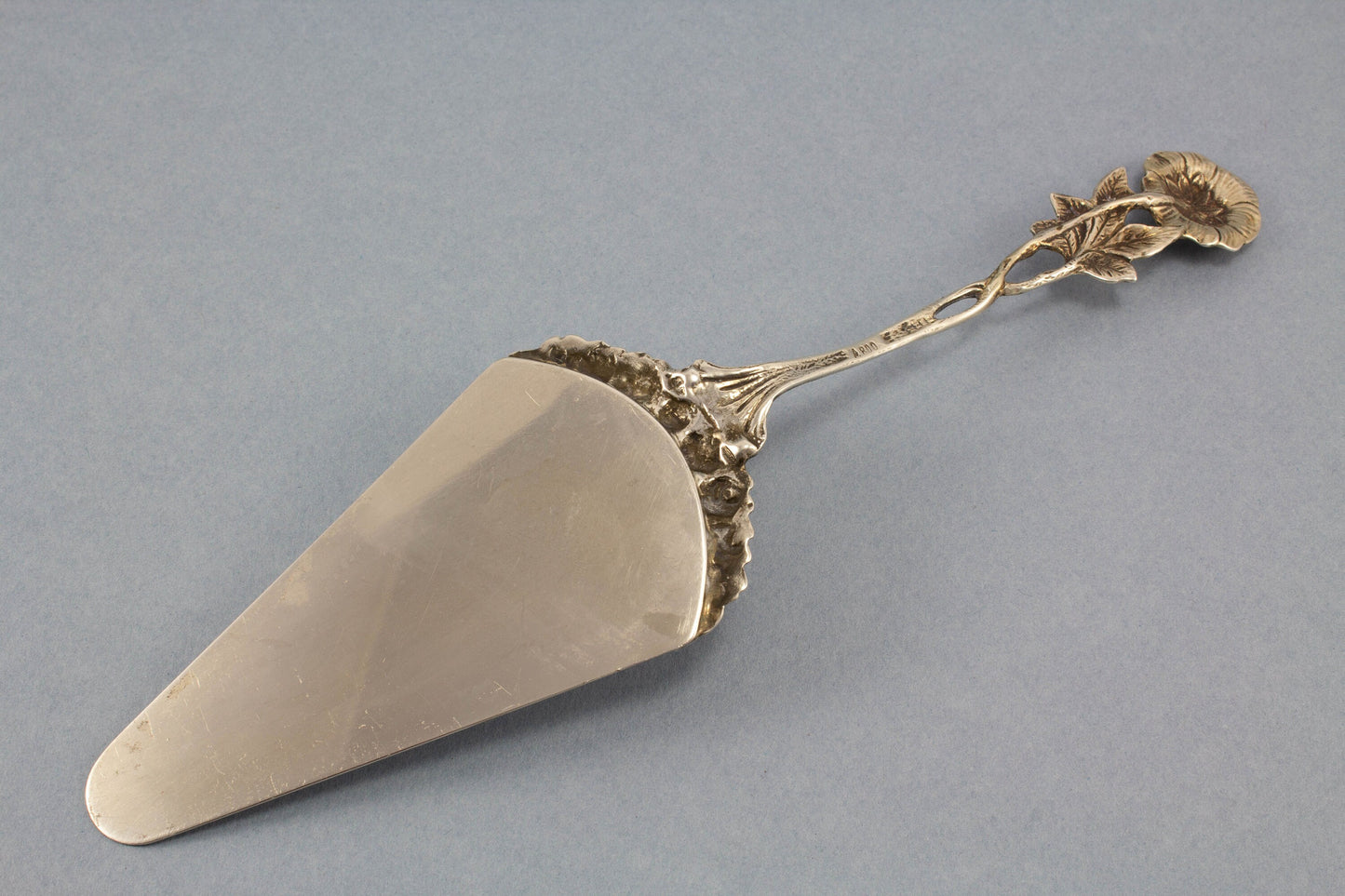 Tortenheber mit Rosendekor aus Silber, Silberbesteck