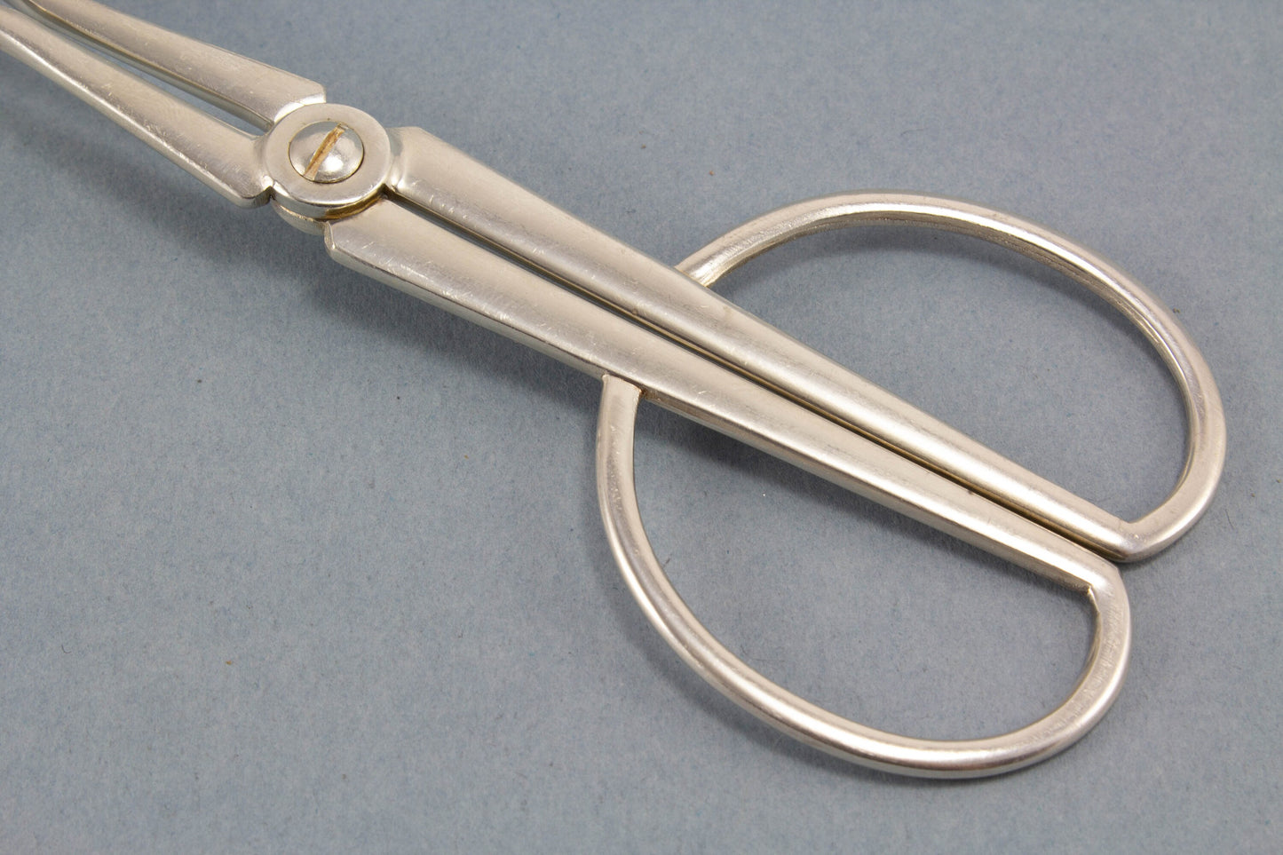 Versilberte Gebäckzange