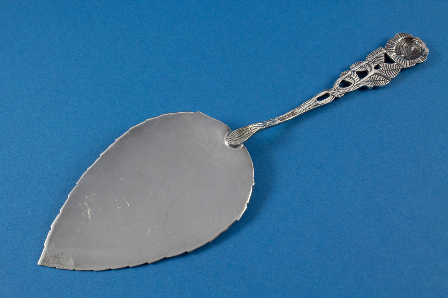 Tortenheber mit Rosendekor, versilberter Gebäckheber, Rosenblatt