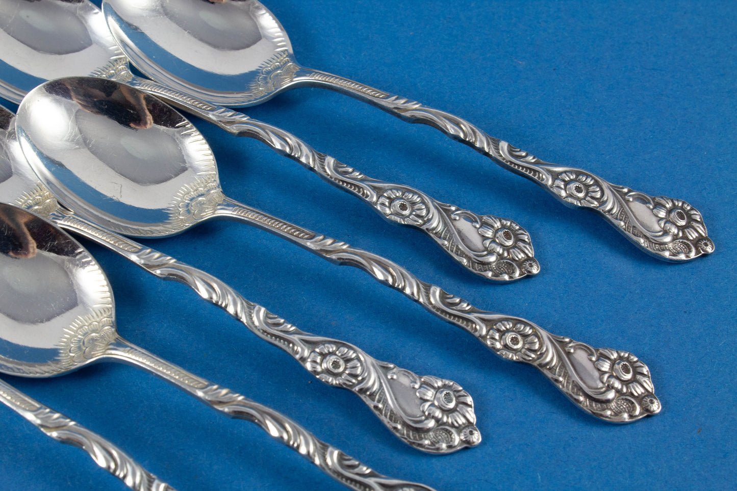 6 versilberte Mokkalöffel mit Blüten, kleine Löffel