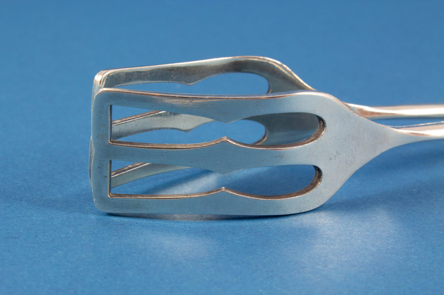 Große versilberte Gebäckzange, Art Deco