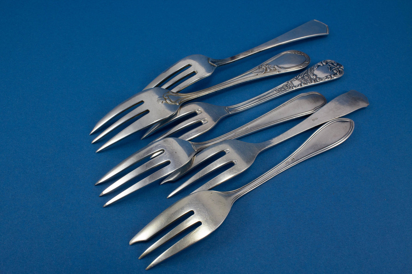 6 antike Kuchengabeln mit Gravuren, versilberte Gabeln im Jugendstil, Mismatched, Köberlin, WMF, 1910, 1920
