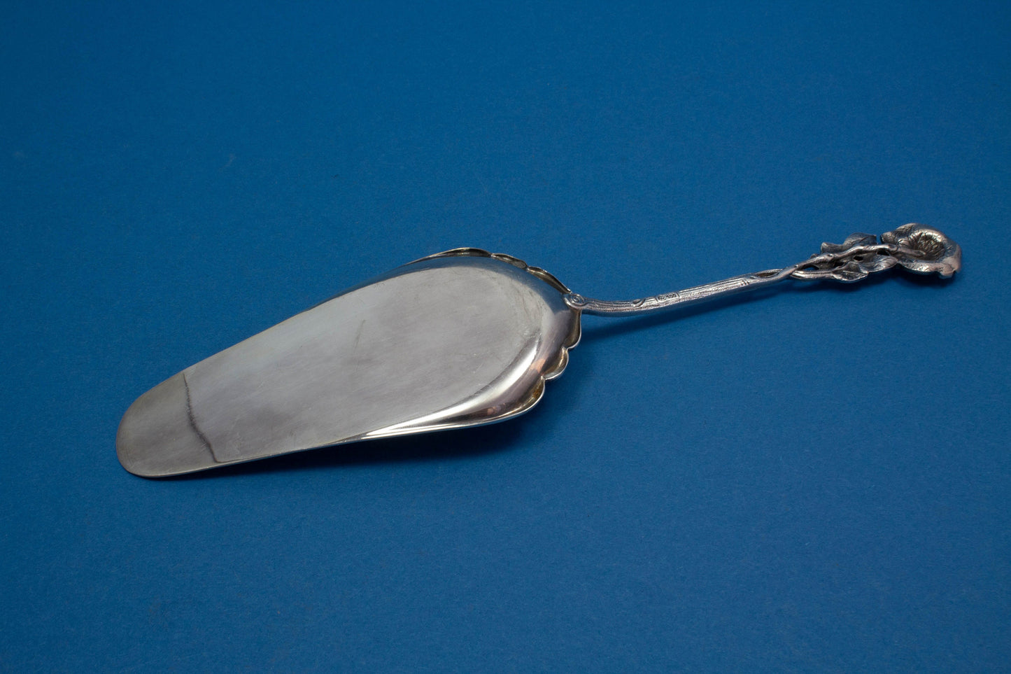 Tortenheber mit Rosendekor, versilberter Gebäckheber