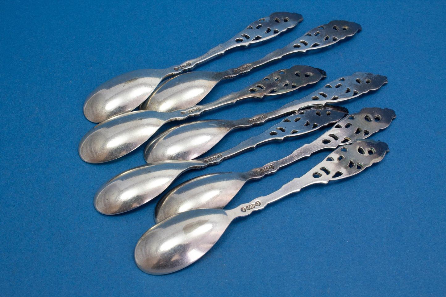 7 seltene Mokkalöffel mit einem Paradiesvogel, versilbert im Jugendstil