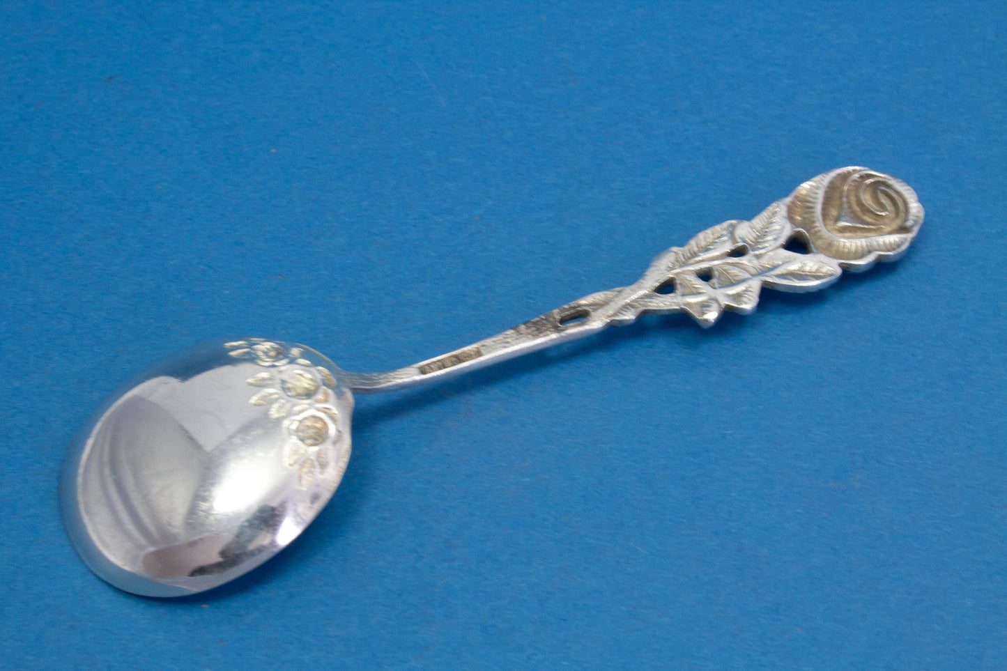 Kleiner Zuckerlöffel mit Rose, versilbertes Besteck