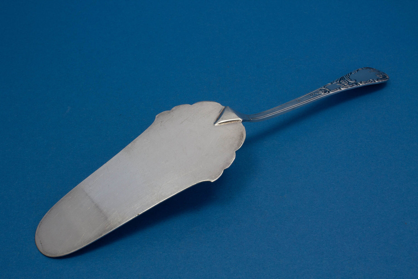 Rokoko Tortenheber, versilbert, geblümter Kuchenheber