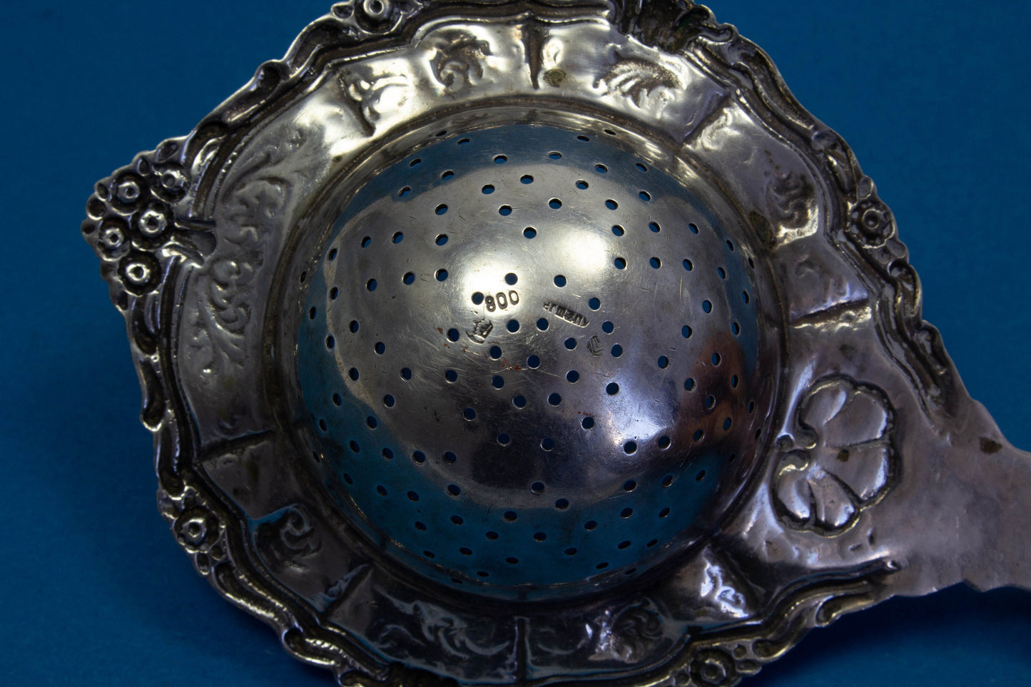 Antikes Teesieb mit besonderen Rokokoverzierungen aus 800er Silber, 1900