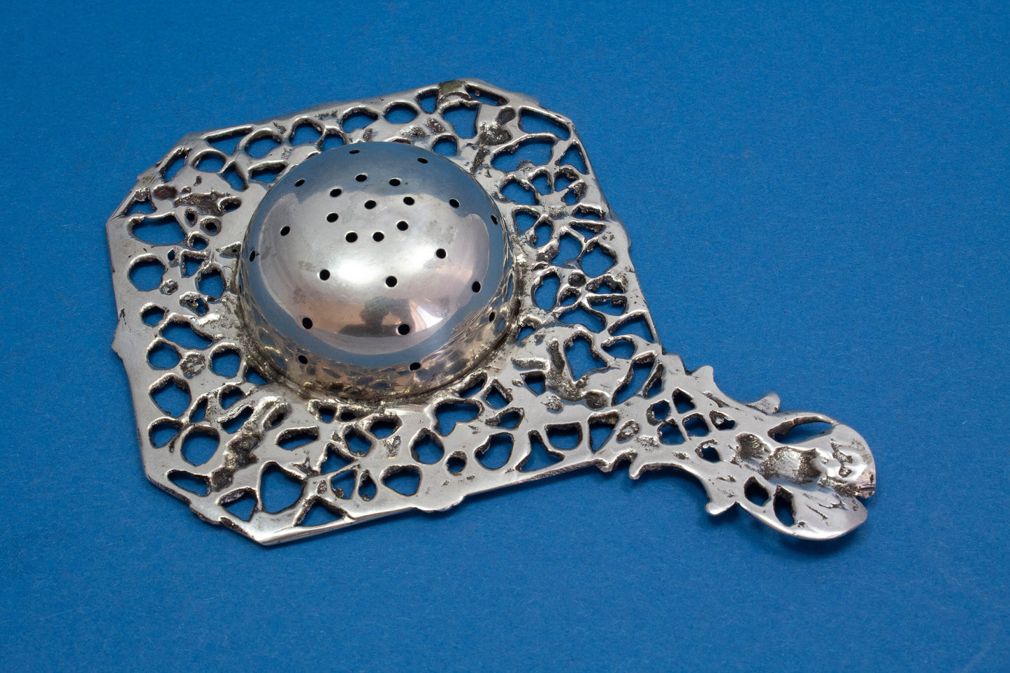 Antikes Teesieb mit besonderen Putti aus 800er Silber, 1900