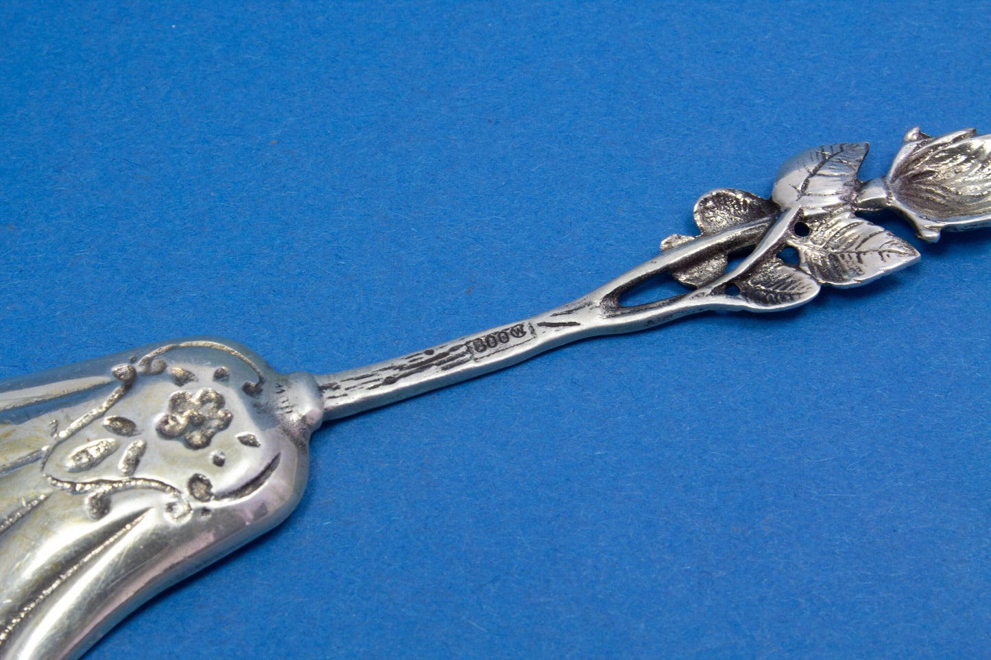 Zierlicher Zuckerlöffel aus 800er Silber, Rosenbesteck