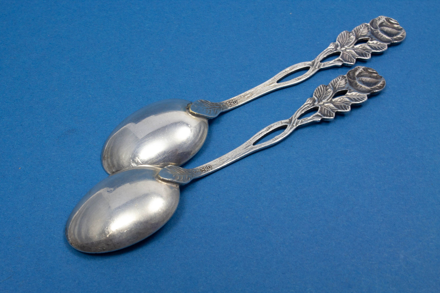 2 schöne Teelöffel mit Rosendekor , versilbert