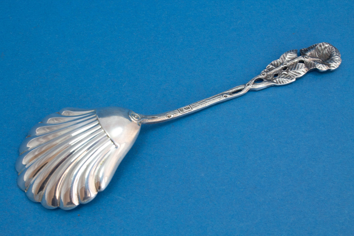 6 kleine Teelöffel mit Rosendekor mit dem passenden Zuckerlöffel , versilbert