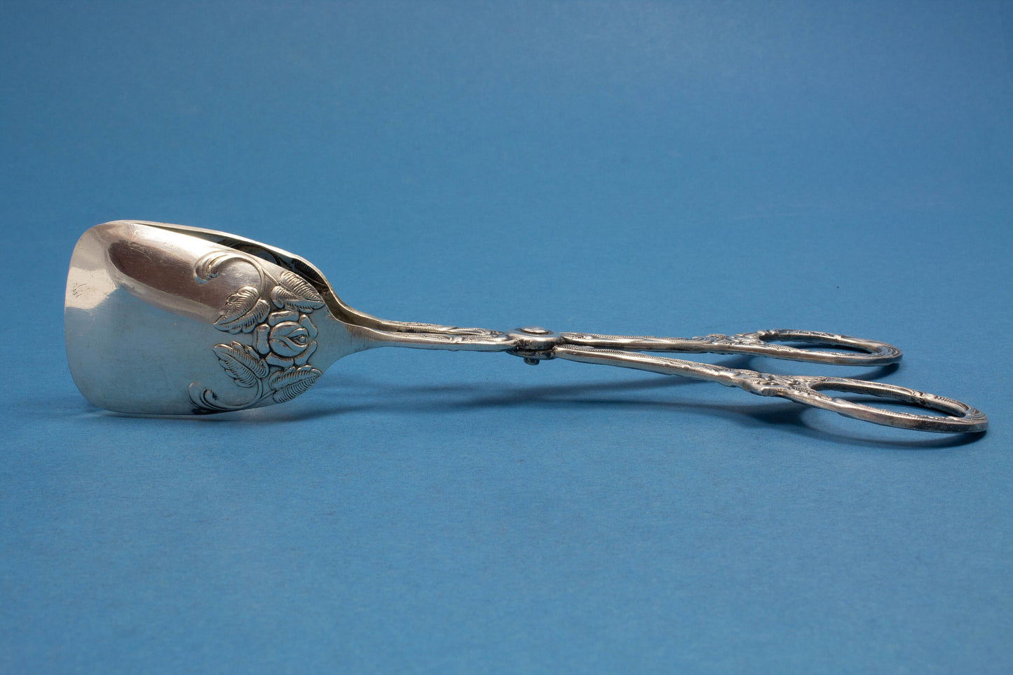 Hübsche versilberte Gebäckzange im Jugendstil mit Rosenblüten