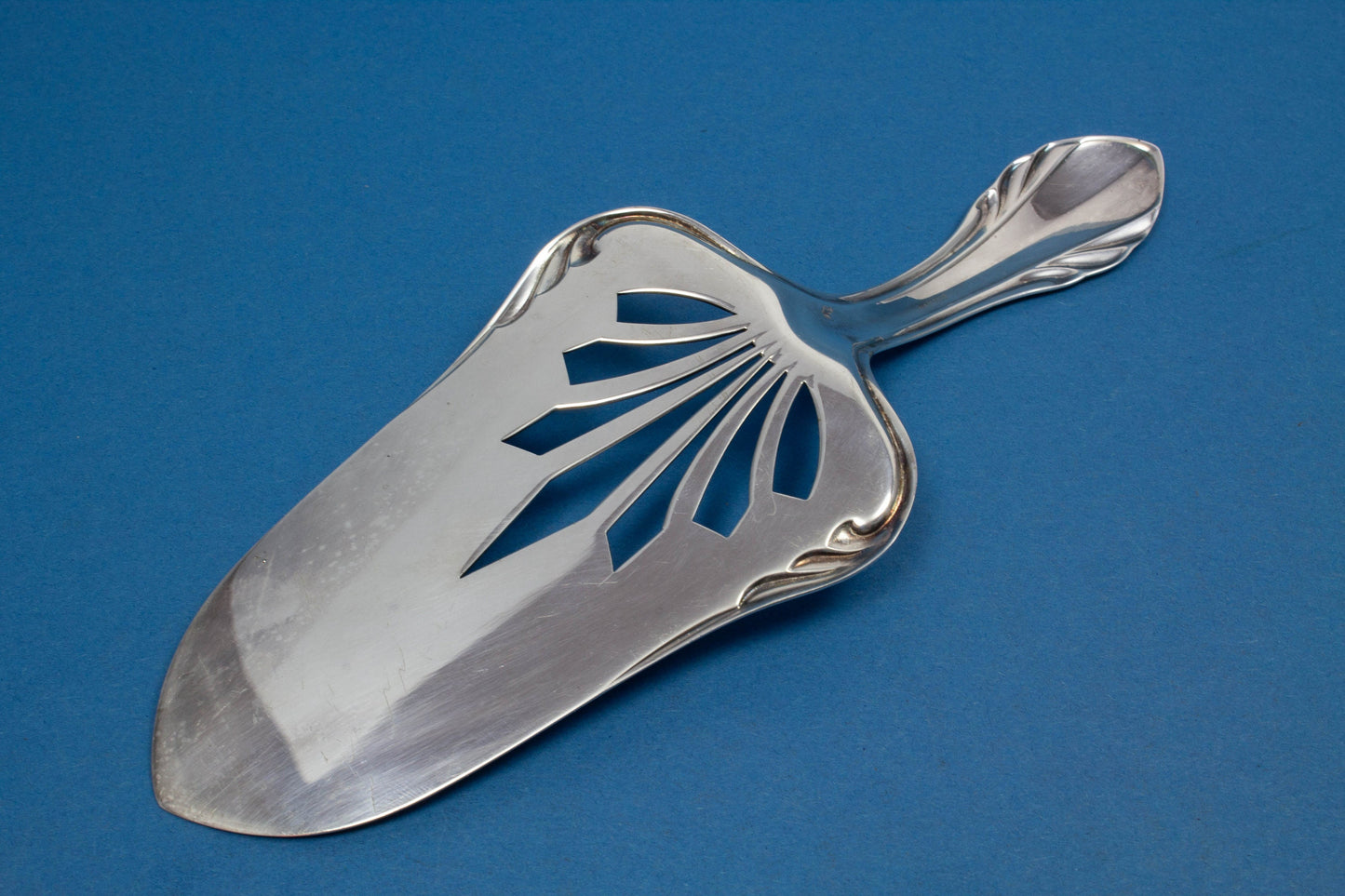 Kleiner Gebäckheber, versilbert, Jugendstil