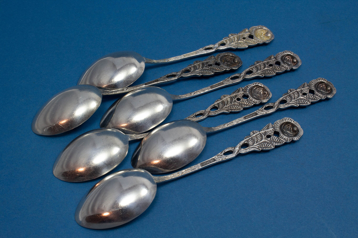 6 schöne Teelöffel mit Rosendekor , versilbert von Antiko