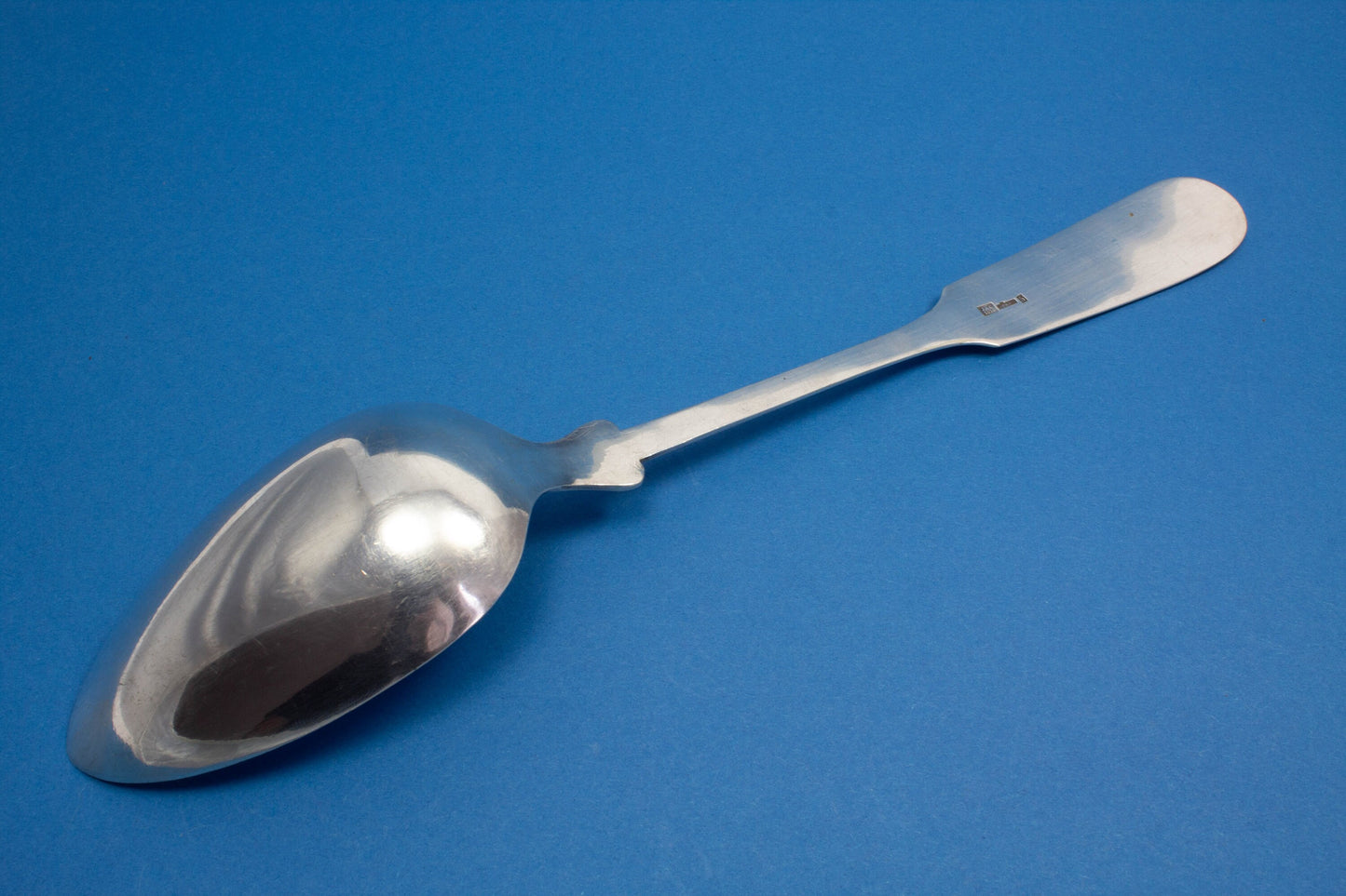 Sehr großer Gemüselöffel, versilberter Servier-Löffel mit Spatenmuster, antik