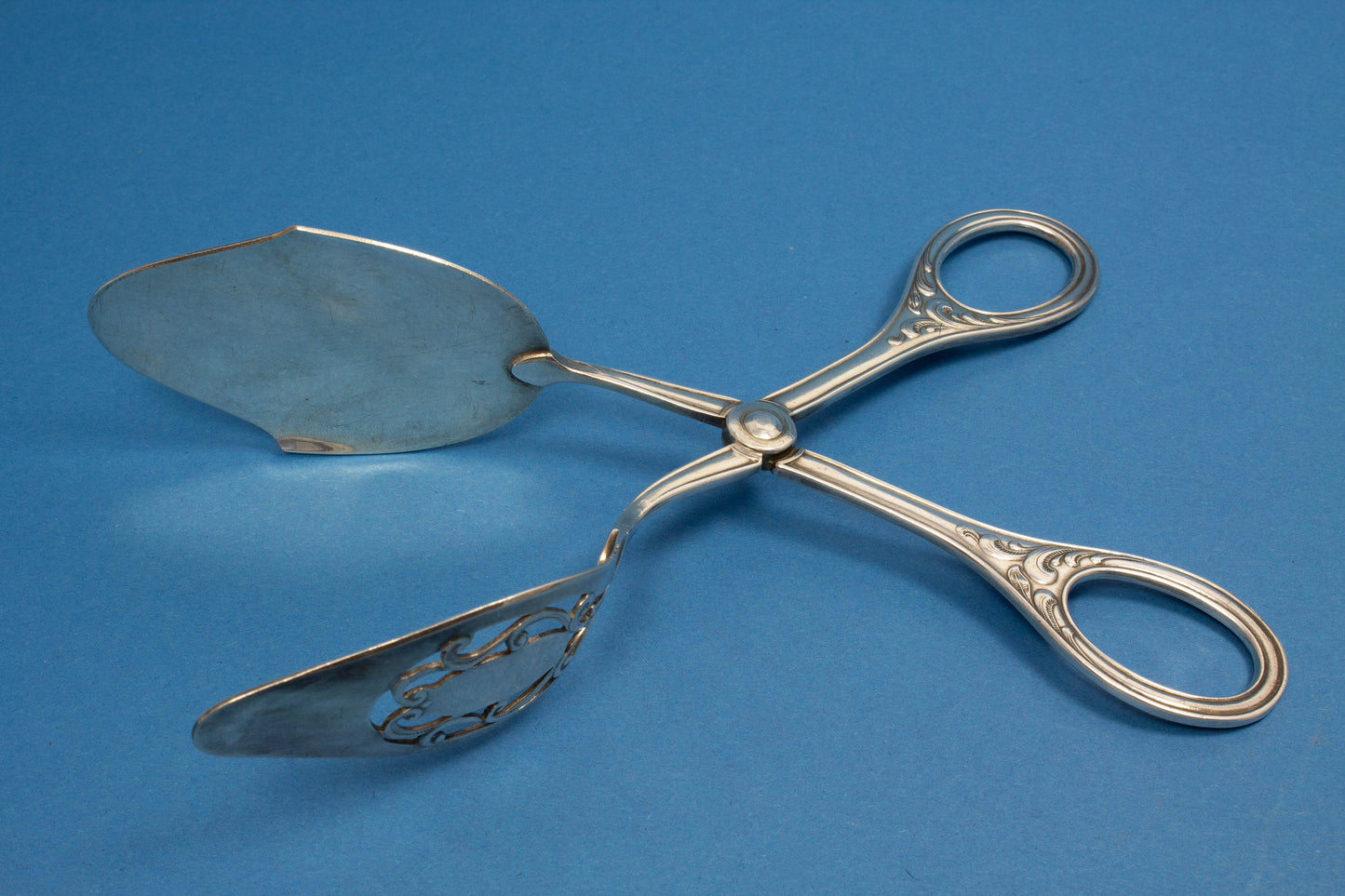 Edle versilberte Gebäckzange im Jugendstil