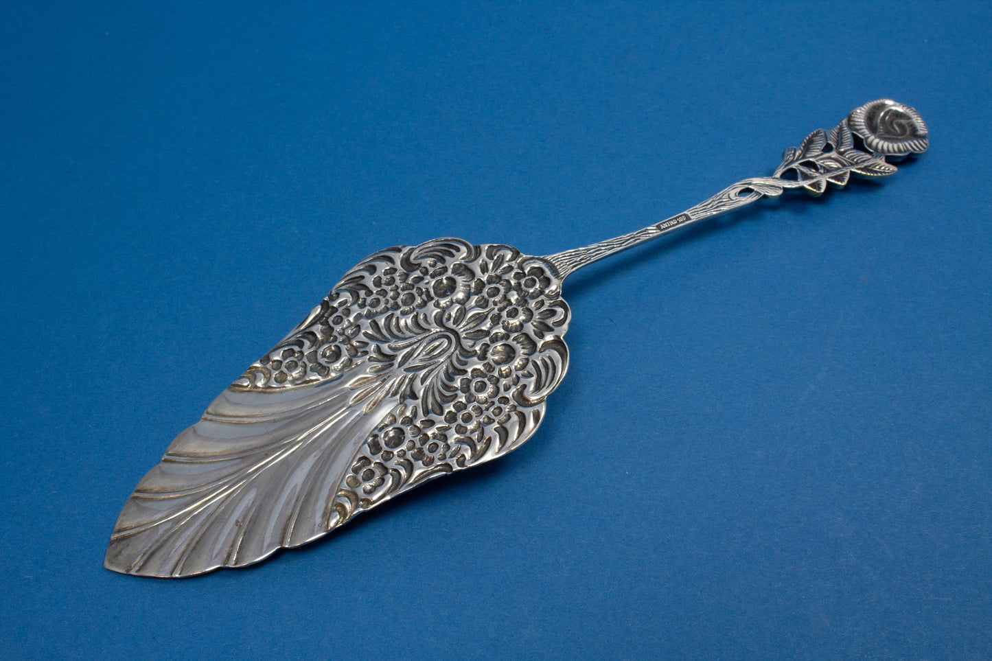 Wunderschöner Tortenheber im Rosendekor, versilberter Gebäckheber