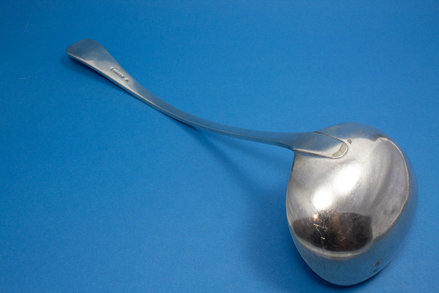 Große versilberte Suppenkelle aus England