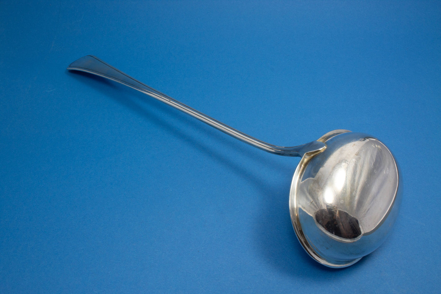 Große versilberte Suppenkelle von Wellner, Kreuzband, um 1920