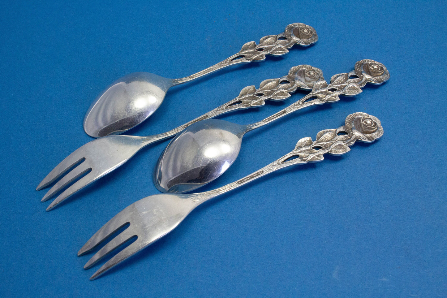 Schönes versilbertes Tea Time Set für 2, 2 Kuchengabeln, 2 Teelöffel