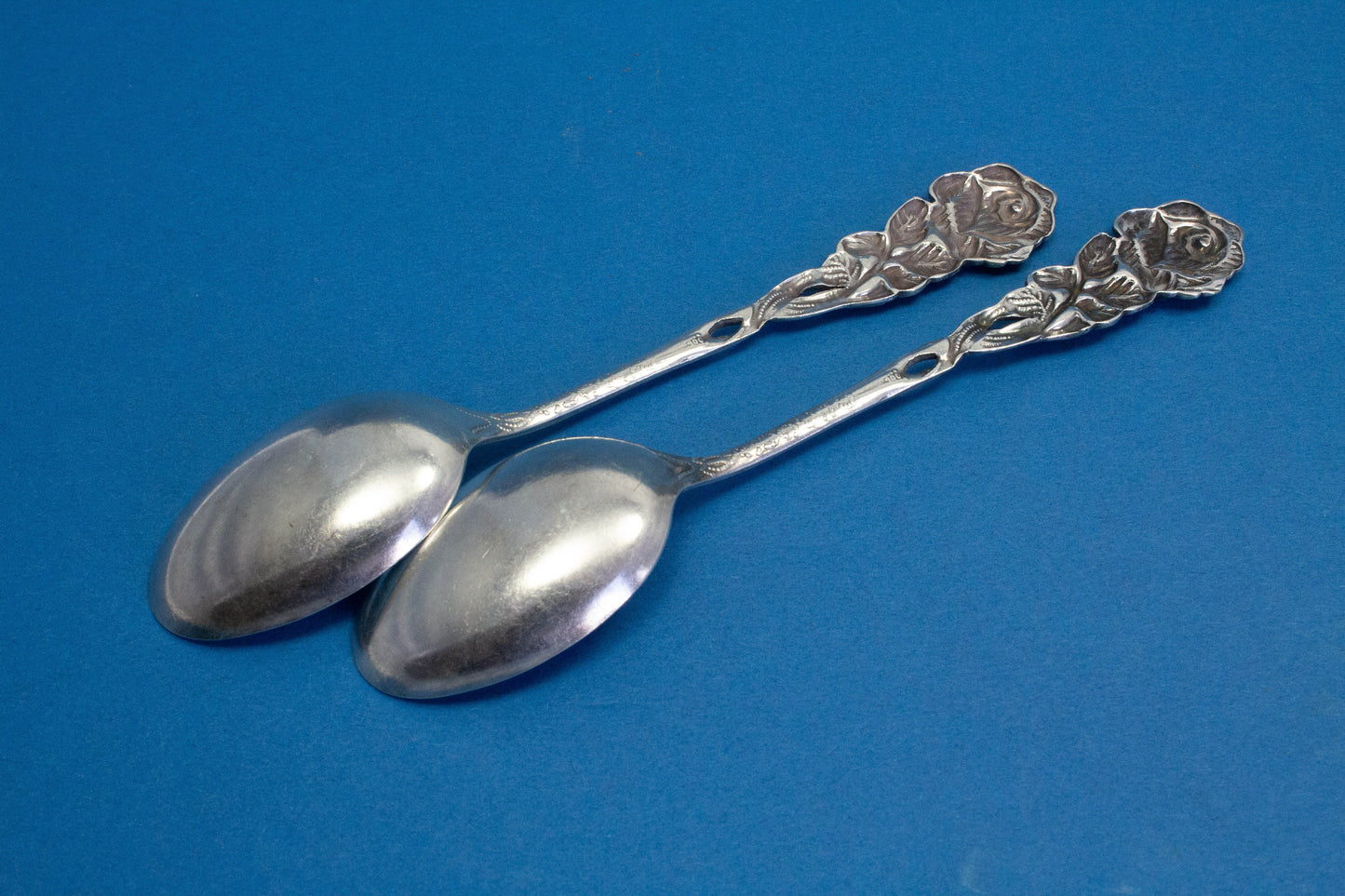 2 Teelöffel mit Rosenmuster, versilbertes Besteck