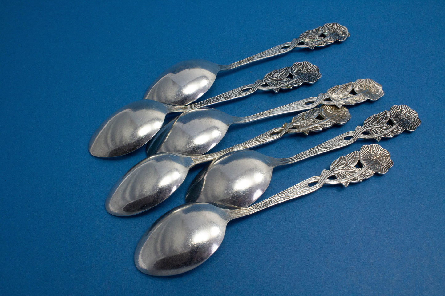 Schöne Teelöffel mit hübschen Rosen, versilbertes Besteck, Kaffeelöffel